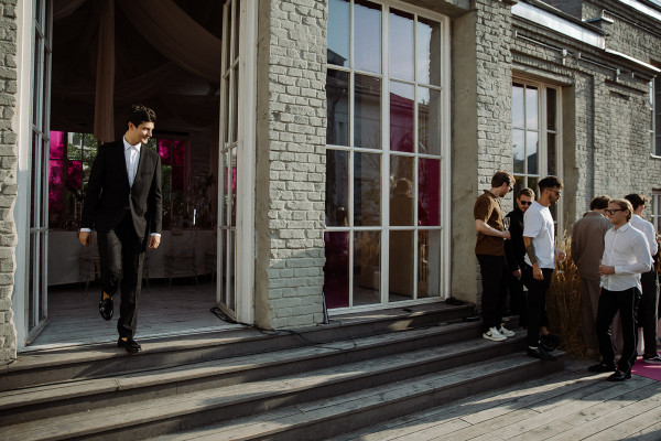 Минималистичная свадьба в ярко-розовом цвете