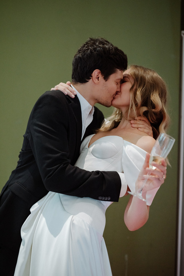 Минималистичная свадьба в ярко-розовом цвете