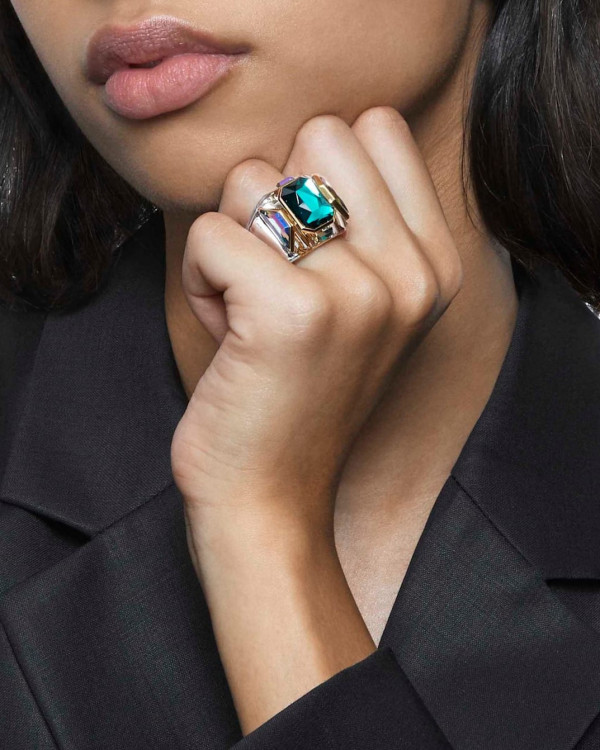 Она согласна! 22 кольца с зелеными камнями