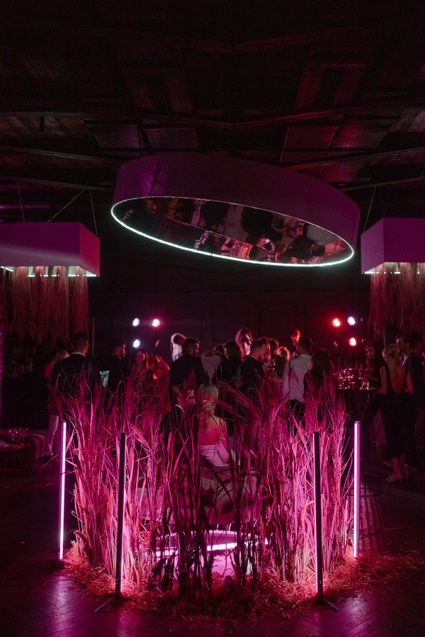 Минималистичная свадьба в ярко-розовом цвете