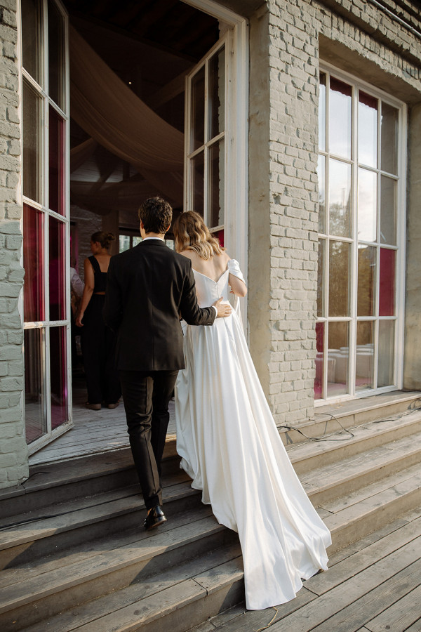 Минималистичная свадьба в ярко-розовом цвете