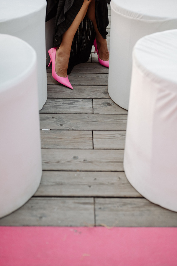 Минималистичная свадьба в ярко-розовом цвете