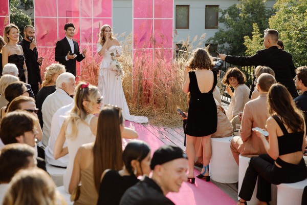 Минималистичная свадьба в ярко-розовом цвете