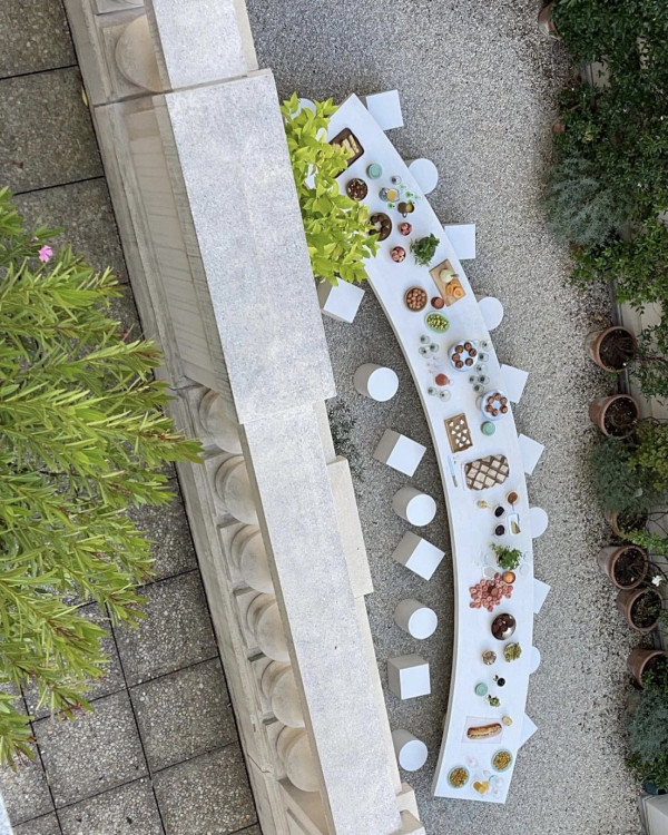 Изогнутые столы на свадебном банкете — новый