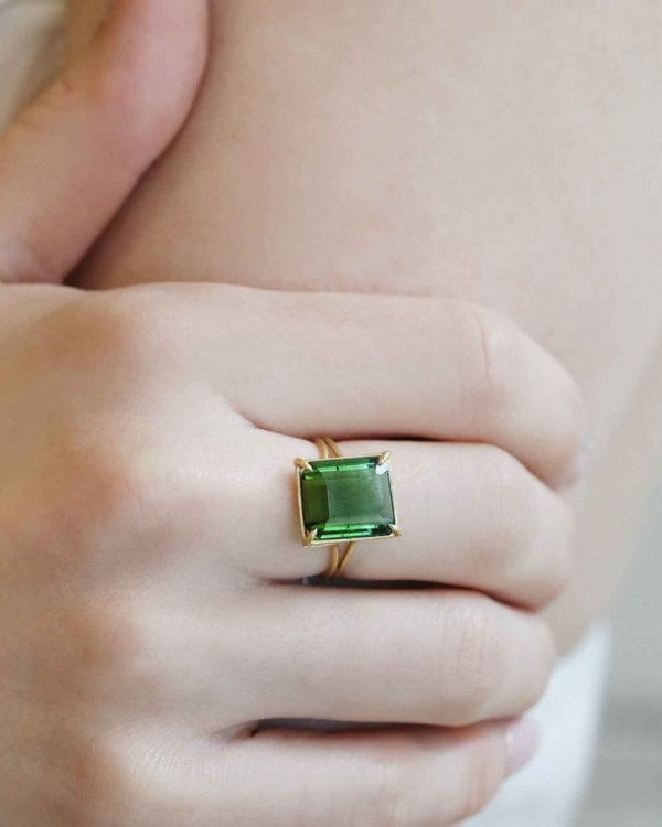 Она согласна! 22 кольца с зелеными камнями