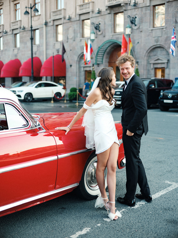 Автомобиль в стиле ретро и съемка для