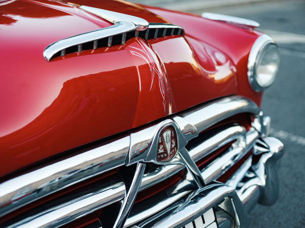 Автомобиль в стиле ретро и съемка для