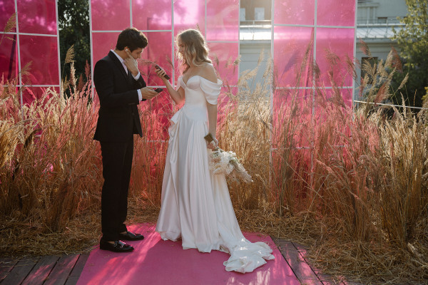Минималистичная свадьба в ярко-розовом цвете