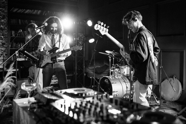 Минималистичная свадьба в ярко-розовом цвете