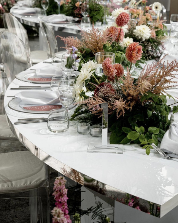 Изогнутые столы на свадебном банкете — новый