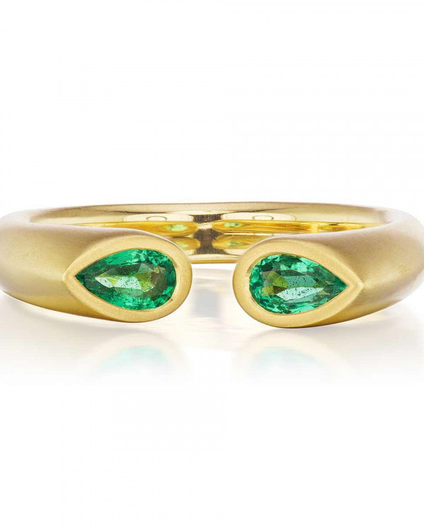 Она согласна! 22 кольца с зелеными камнями