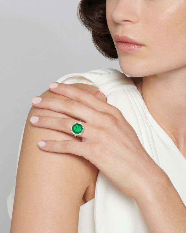 Она согласна! 22 кольца с зелеными камнями