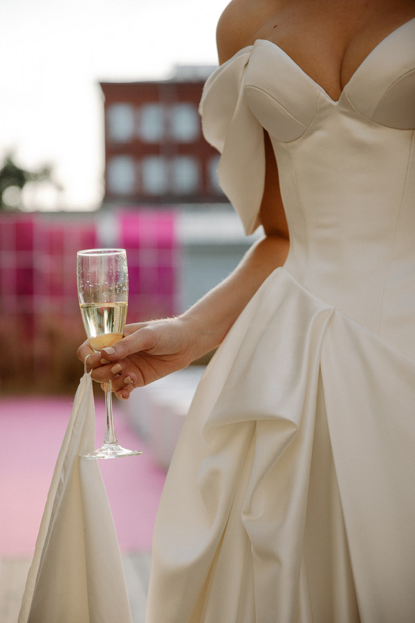 Минималистичная свадьба в ярко-розовом цвете