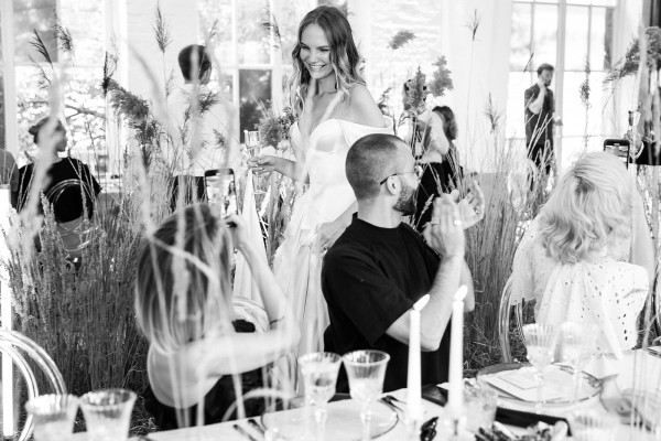 Минималистичная свадьба в ярко-розовом цвете