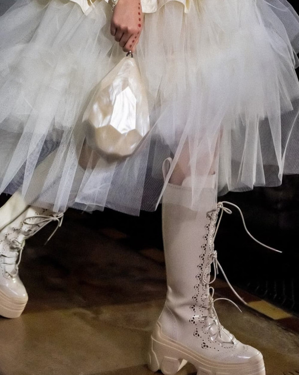 Платформа и шнуровка: 7 пар обуви для