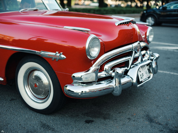 Автомобиль в стиле ретро и съемка для