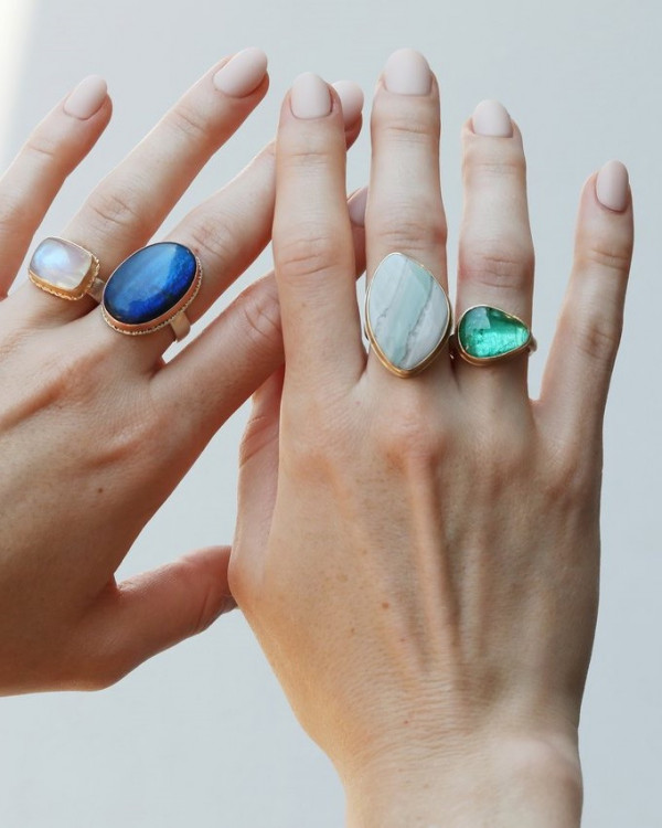 Она согласна! 22 кольца с зелеными камнями