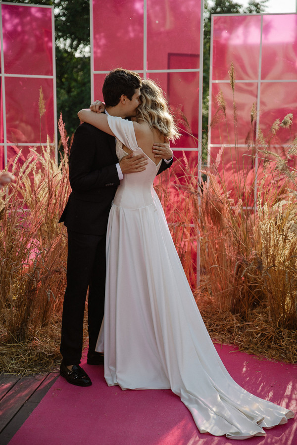 Минималистичная свадьба в ярко-розовом цвете