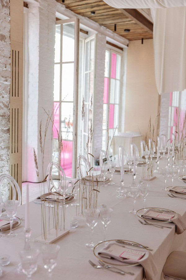 Минималистичная свадьба в ярко-розовом цвете