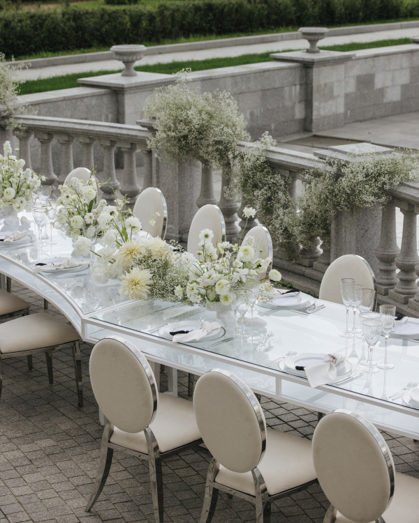 Изогнутые столы на свадебном банкете — новый