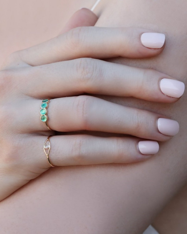 Она согласна! 22 кольца с зелеными камнями