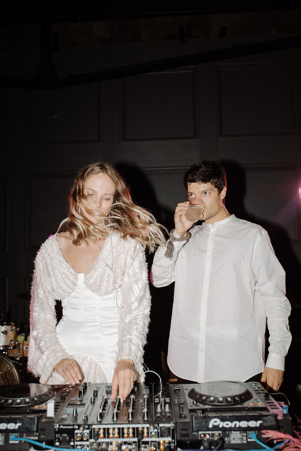 Минималистичная свадьба в ярко-розовом цвете