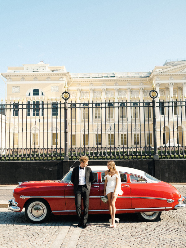 Автомобиль в стиле ретро и съемка для