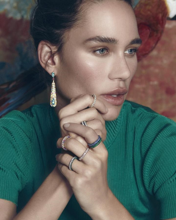 Она согласна! 22 кольца с зелеными камнями