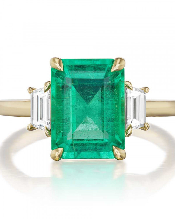 Она согласна! 22 кольца с зелеными камнями