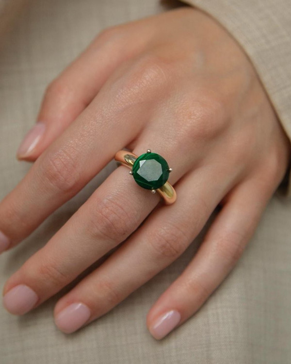 Она согласна! 22 кольца с зелеными камнями