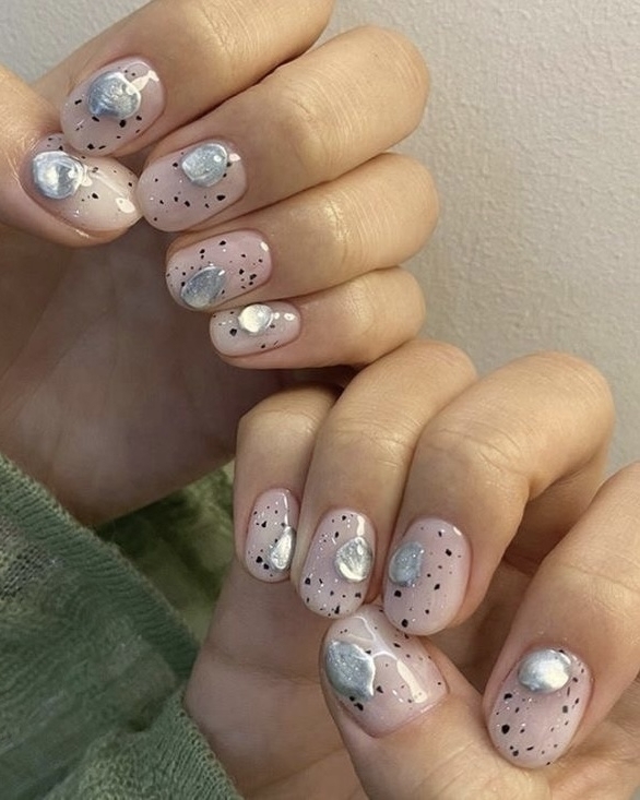 Какой маникюр делать на Новый год 2023