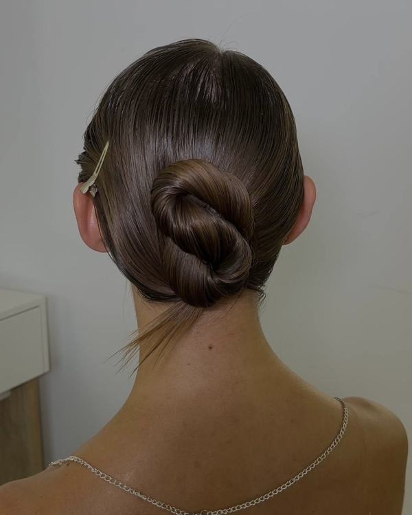 Актуальные идеи для вечерних причесок от стилиста