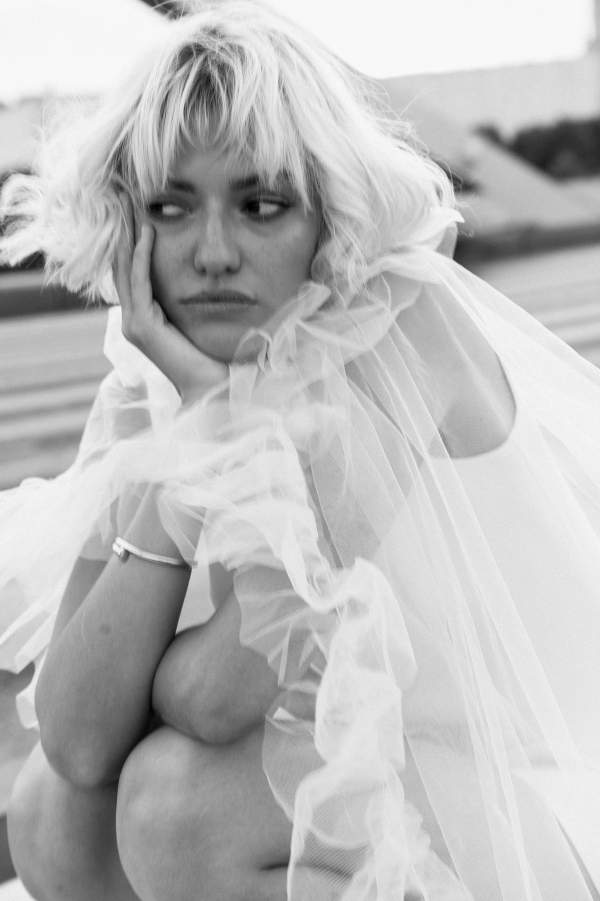 Модная свадебная съемка для неформальной пары от