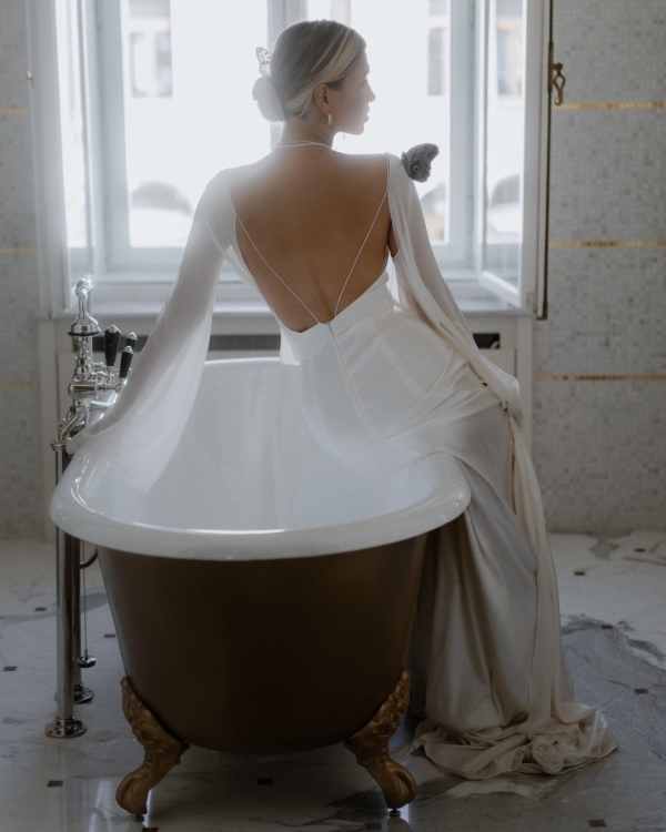 Подборка недели: лаконичные свадебные платья от российских