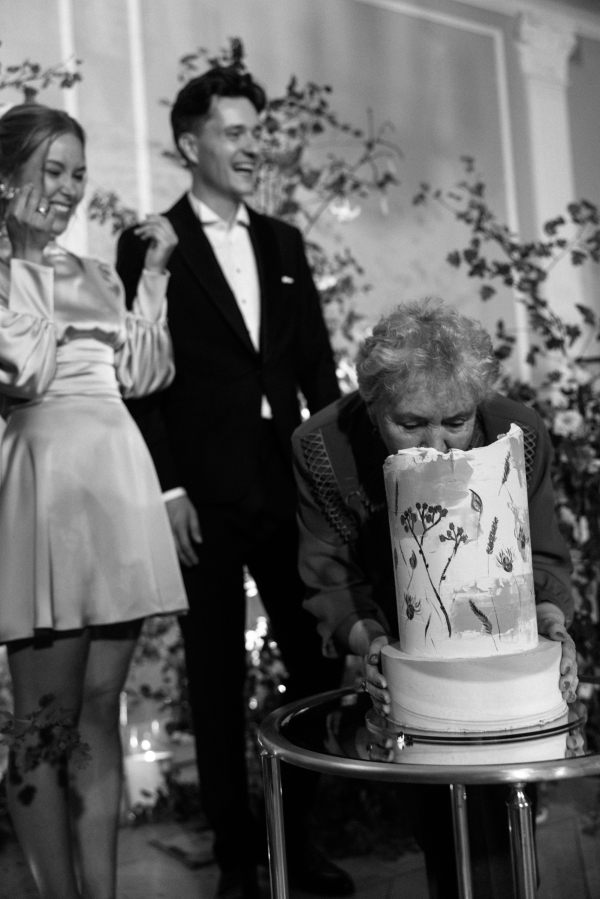 Трогательная свадьба в итальянской эстетике в особняке