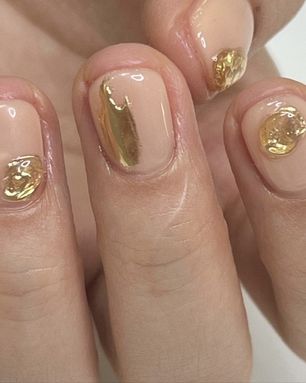 Какой маникюр делать на Новый год 2023