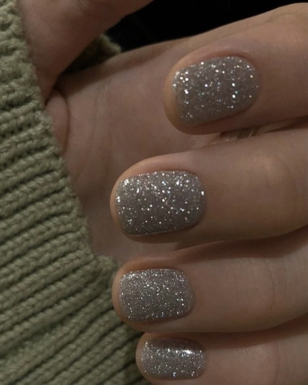 Какой маникюр делать на Новый год 2023