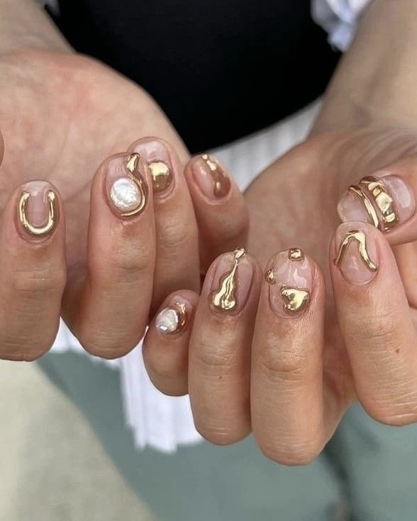 Какой маникюр делать на Новый год 2023