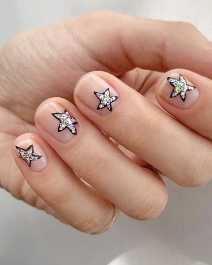 Какой маникюр делать на Новый год 2023