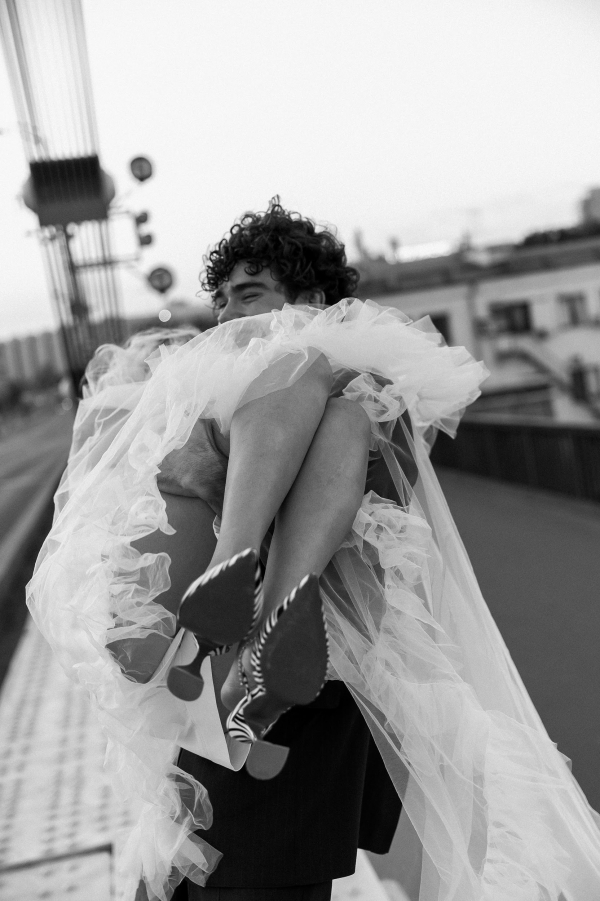 Модная свадебная съемка для неформальной пары от