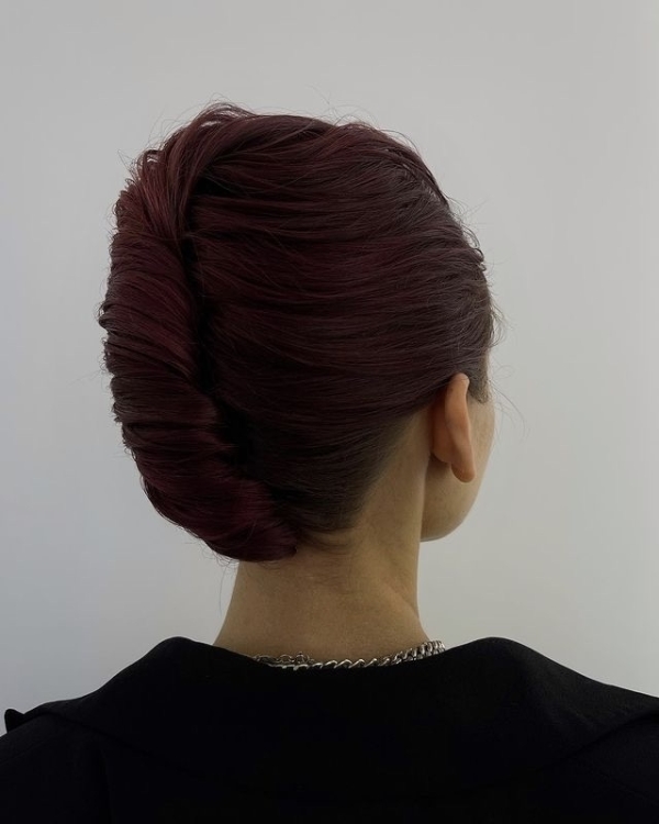 Актуальные идеи для вечерних причесок от стилиста