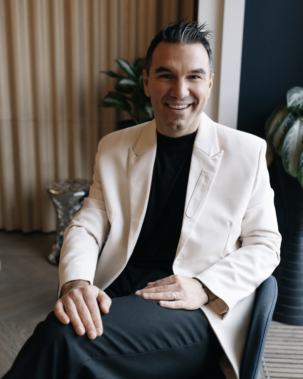 Александр Слесарев о миссии ведущего, камерных свадьбах