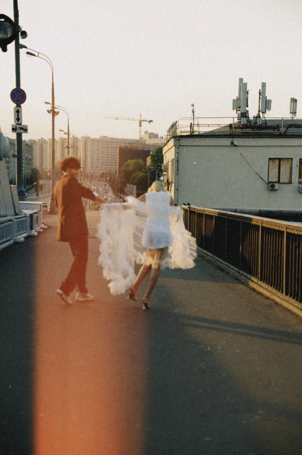 Модная свадебная съемка для неформальной пары от