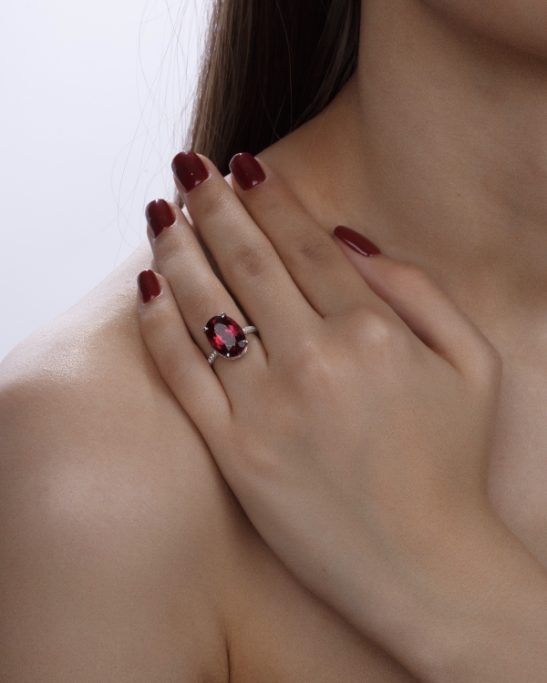 Подборка недели: помолвочные кольца с большими камнями