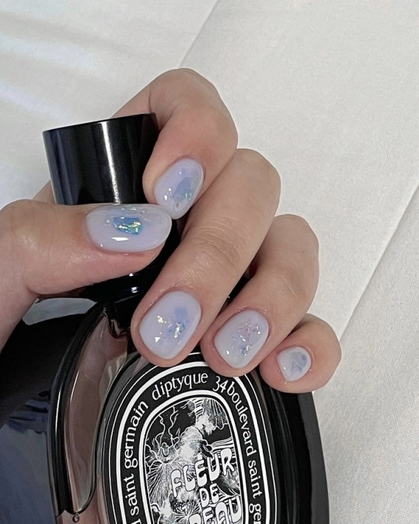 Какой маникюр делать на Новый год 2023