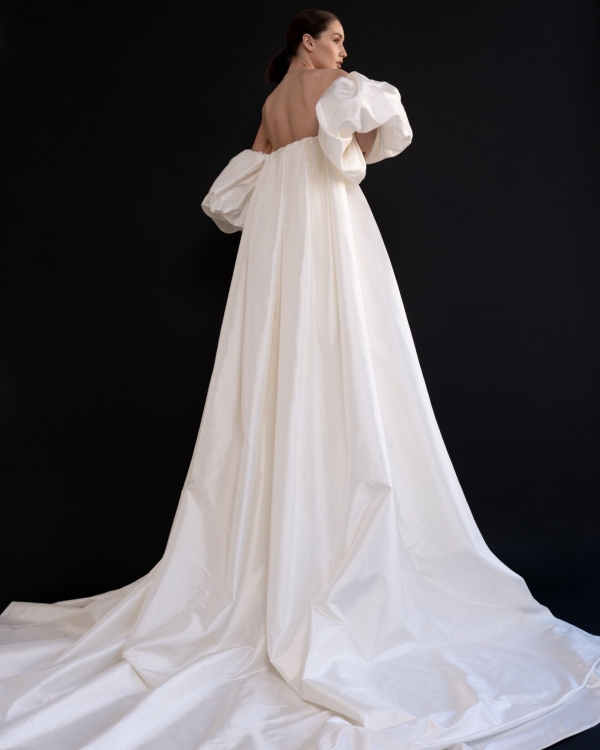 Подборка недели: лаконичные свадебные платья от российских