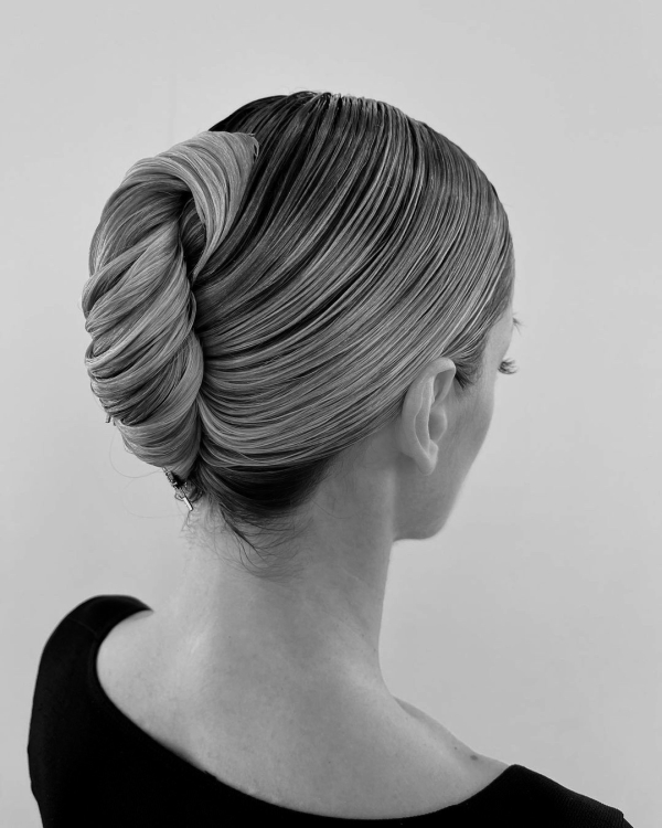 Актуальные идеи для вечерних причесок от стилиста