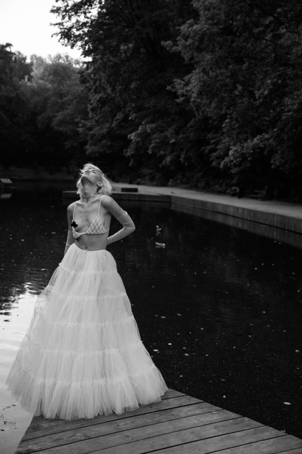 Модная свадебная съемка для неформальной пары от