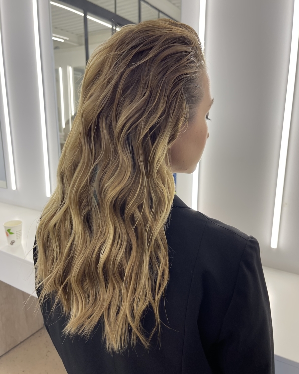 Актуальные идеи для вечерних причесок от стилиста