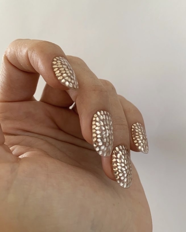 Какой маникюр делать на Новый год 2023